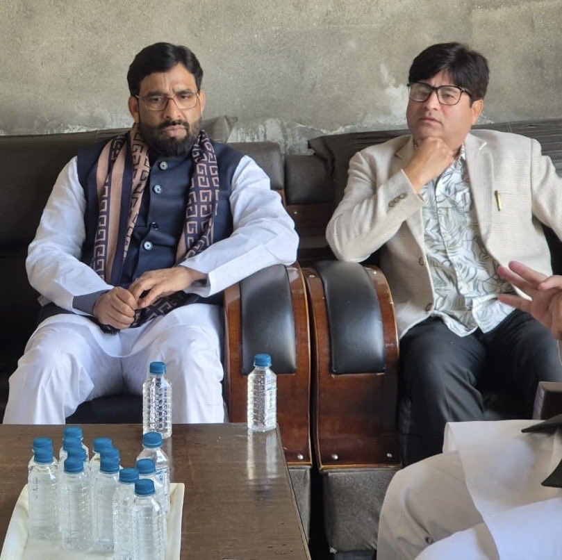 imshaukatali's tweet image. डॉ. टी. पी. सिंह जी, AIMIM एससी/एसटी प्रकोष्ठ के अध्यक्ष के पिताजी के देहांत पर आज अमरोहा स्थित उनके आवास पहुँचकर शोक संवेदना व्यक्त की।
#AIMIMUttarPradesh #Amroha #UttarPradesh