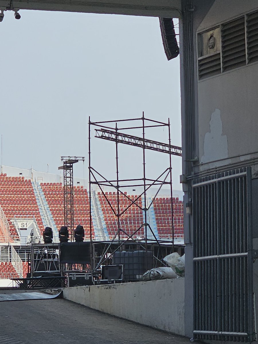 ccqwcc's tweet photo. วันนี้เวทีม่เป้นรูปเป็นร่างเเล้วจ้า พร้อมยังงงง

ใครยังไม่มีบัตร จัดได้ที่
https://t.co/1PhT94UYdx

#SMTOWNLIVE2025_26_BANGKOK https://t.co/WgvU8jfFnQ