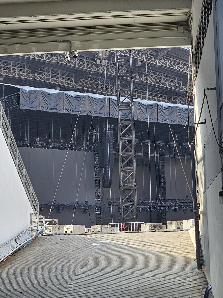 ccqwcc's tweet photo. วันนี้เวทีม่เป้นรูปเป็นร่างเเล้วจ้า พร้อมยังงงง

ใครยังไม่มีบัตร จัดได้ที่
https://t.co/1PhT94UYdx

#SMTOWNLIVE2025_26_BANGKOK https://t.co/WgvU8jfFnQ