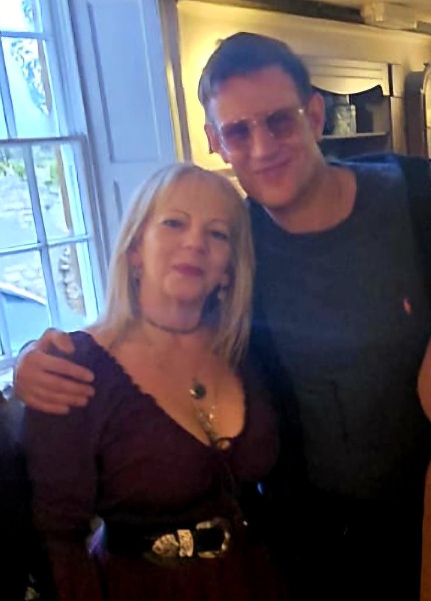 new picture of matt smith with a fan at a pub in london yesterday 🫶