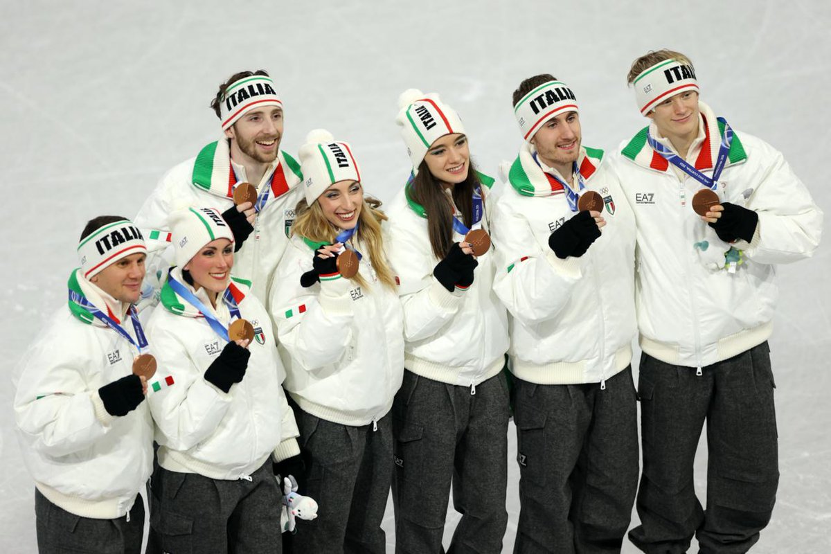 ItaliaTeam_it's tweet image. LA LEGGE DEL 1️⃣2️⃣

La specialità della Nazionale di pattinaggio di figura? 👀

Vincere medaglie olimpiche con una precisione impeccabile! 😏

🥉 Fusar Poli-Margaglio #SaltLakeCity2002
🥉 Kostner #Sochi2014
🥉 Italia #MilanoCortina2026 

Quanta felicità ci avete regalato ieri