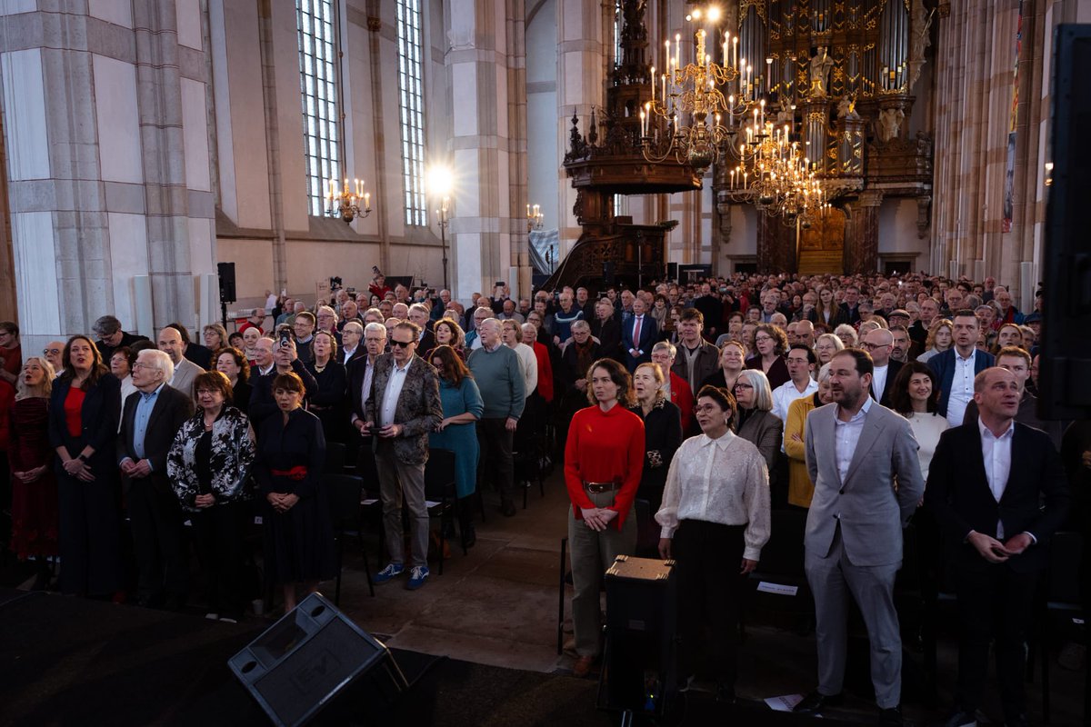 LodewijkA's tweet photo. Mooie bijeenkomst in Zwolle met heel veel dierbare oude bekenden. Gesproken over essentiële belang van sociaal democratie in de kwetsbare wijken. Juist nu #pvda80 @gl_pvda https://t.co/TAE26DpZm5