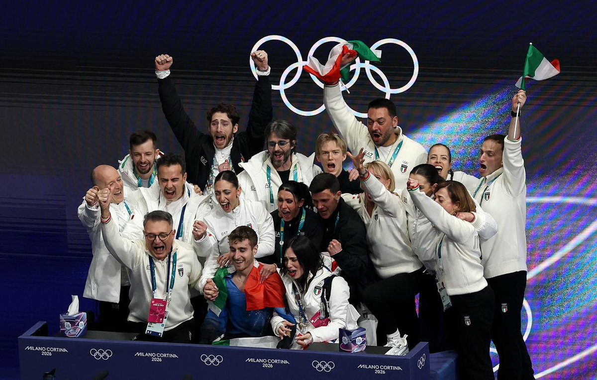 ItaliaTeam_it's tweet image. LA LEGGE DEL 1️⃣2️⃣

La specialità della Nazionale di pattinaggio di figura? 👀

Vincere medaglie olimpiche con una precisione impeccabile! 😏

🥉 Fusar Poli-Margaglio #SaltLakeCity2002
🥉 Kostner #Sochi2014
🥉 Italia #MilanoCortina2026 

Quanta felicità ci avete regalato ieri
