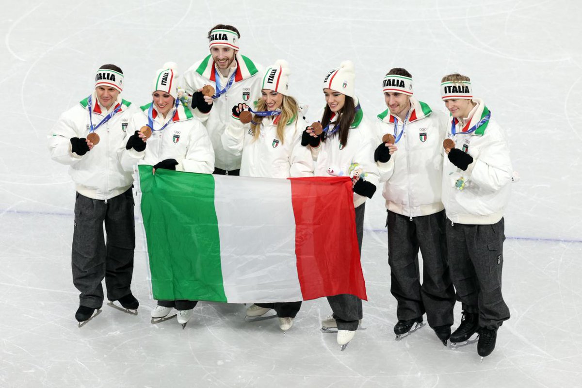 ItaliaTeam_it's tweet image. LA LEGGE DEL 1️⃣2️⃣

La specialità della Nazionale di pattinaggio di figura? 👀

Vincere medaglie olimpiche con una precisione impeccabile! 😏

🥉 Fusar Poli-Margaglio #SaltLakeCity2002
🥉 Kostner #Sochi2014
🥉 Italia #MilanoCortina2026 

Quanta felicità ci avete regalato ieri