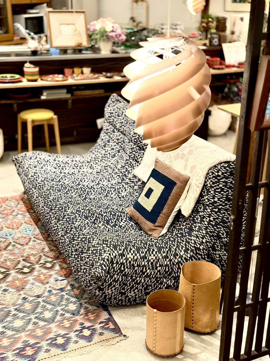 yoshiyama_tansu's tweet photo. 「ligne roset/togo 3P」
「CONDE HOUSE/アルプLDソファーベッド」
「CONDE HOUSE/TLソリッドテーブルLD」
「イームズシェルアームチェア」
「cosine/フィオレットコートスタンド」
「LEKLINT/スワール」
「日進木工/トイスツール」
「toco」
「undyed+/ブランケット」 https://t.co/BN5ouA2sFW