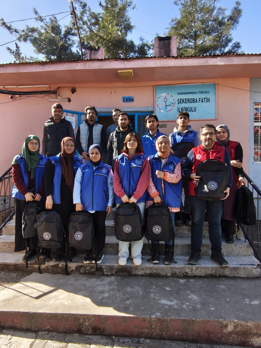 GSB_MarasGM's tweet photo. Kahramanmaraş Gençlik Merkezi olarak gönüllülerimizle birlikte en kıymetli ziyaretimizi yaptık. 6 Şubat depreminde bizlere emanet kalan öğrenci kardeşlerimize yeni eğitim dönemi hediyelerini ulaştırdık. Amacımız tek: Unutulmadıklarını hissettirmek. Destek olan herkese teşekkürler https://t.co/1lHLGd67XU