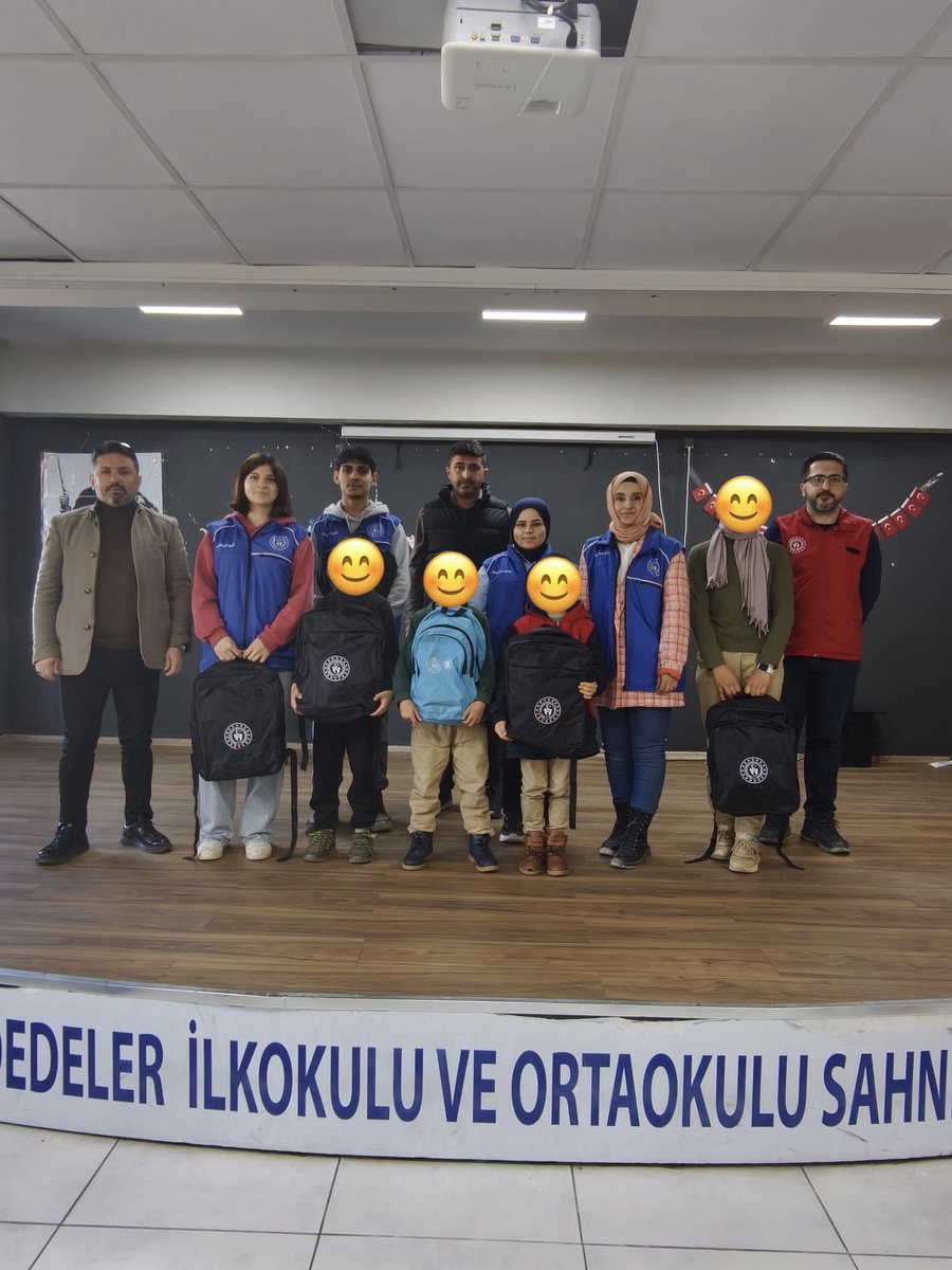 GSB_MarasGM's tweet photo. Kahramanmaraş Gençlik Merkezi olarak gönüllülerimizle birlikte en kıymetli ziyaretimizi yaptık. 6 Şubat depreminde bizlere emanet kalan öğrenci kardeşlerimize yeni eğitim dönemi hediyelerini ulaştırdık. Amacımız tek: Unutulmadıklarını hissettirmek. Destek olan herkese teşekkürler https://t.co/1lHLGd67XU