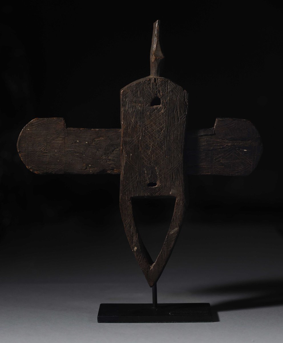 Lot 270 | Dogon Door Lock
Mali, 18th–19th c.

Exceptional carved wooden door lock with anthropomorphic form. 

💶 Start: €400 | Est.: €1,000–1,200
⏰ 12 Feb · 3 PM (GMT+1)

👉Bid here: ow.ly/7qgC50Y9SWE
.
.
.
#africanart #dogon #tribalart #artauction