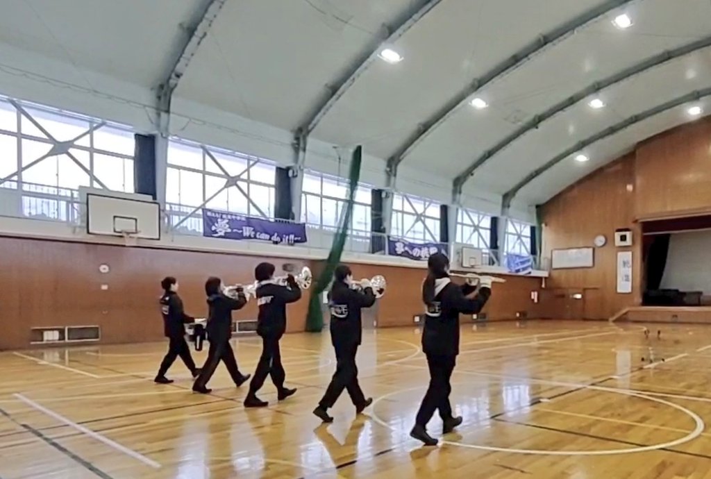 先日の練習は悪天候による不参加も多く、最初から最後まで氷点以上にならない気温の中での練習でした。
とても寒かったですがドリルの練習は問題なく、有意義な練習が出来たと思います。
ですが金管楽器のマウスピースは冷たく楽器もすぐに冷えてしまうため、演奏するには向かない環境でした…🥶❄