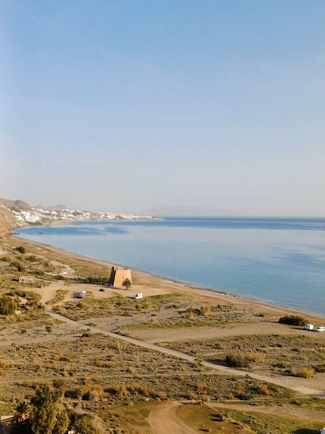 Playa Macenas, en Mojácar con su casitllo del siglo XVIII vigilando desde el extremo. Vista en nuestro ascenso al cerro del Sombrerico. Almería.