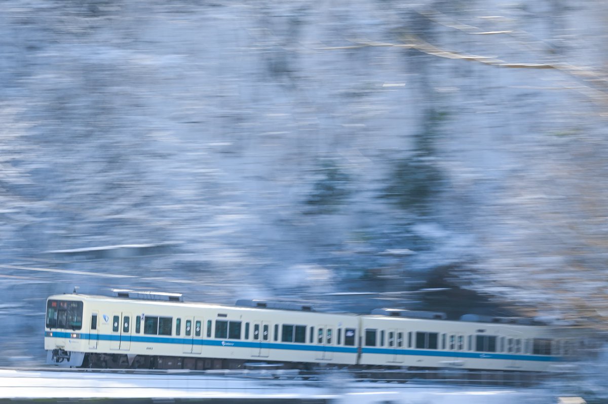 「銀世界の小田急」

美しく雪化粧した渓谷にアイボリーが映える。

隧道から出る一瞬。
耳を澄ませて流しで切り取る。

2026.2.9