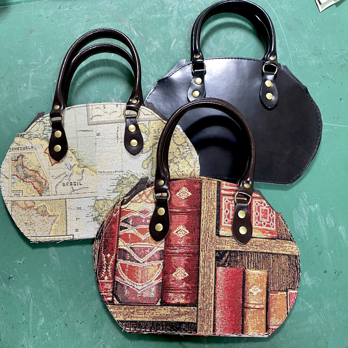 【💌2026.2.14 バレンタイン抽選販売🍫】
キルティング型押しのハート型抜きや、
ココアやピスタチオカラーの本革と合わせたPダマスクジャガード、エンヌ初となるゴブラン織の地図柄や本棚柄を製作中です☺️📚🍫✨
#バルドゥリバッグ #バルドゥリエンヌ