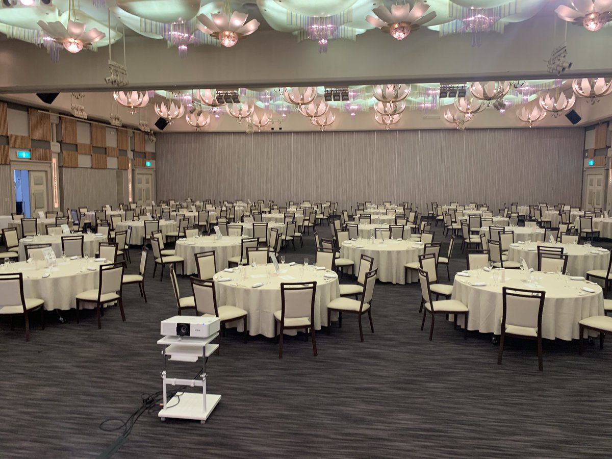 arakitomoe's tweet photo. 佐賀でイリュージョンマジックショーでした。
ご覧いただいた皆様、お世話になった皆様、ありがとうございました😊
大忙しな2月、全国各地で頑張ってくれるダンサーのかれんさんに感謝です。

#イリュージョンマジック 
#女性マジシャン 
#余興
#佐賀 https://t.co/9N5t2rNYAU