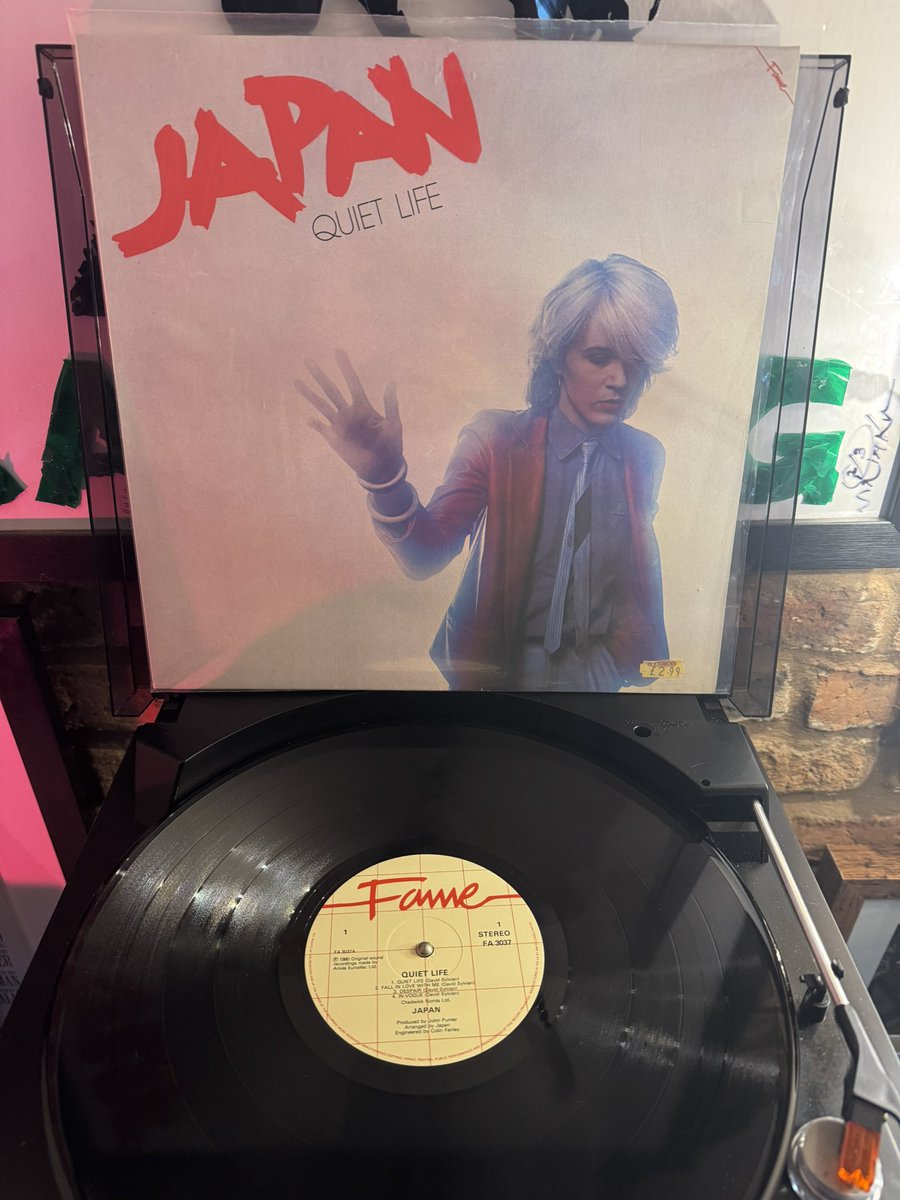 lee0969's tweet image. On this day in 1982 No 53 UK Album Chart Japan “Quiet Life” IMHO a masterpiece from start to finish. A very difficult choice but I’ll choose “The Other Side Of Life” how about you? #1980s #Japan #DavidSylvian @jillwebb2005 @nikidoog @Carolyn_on_x  @FatOldAnarchist @brunstead