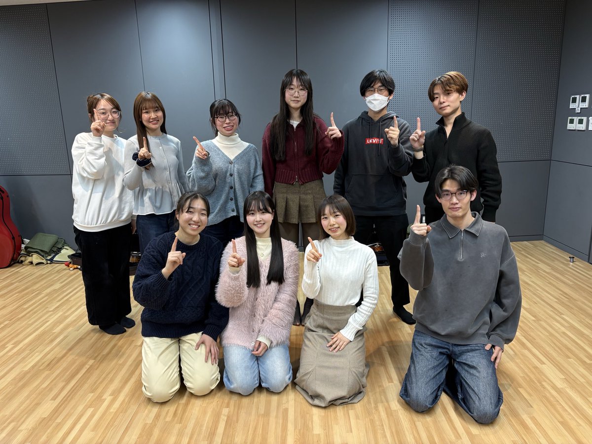cetra_ensemble's tweet photo. 演奏会まで残り1日！本日は2年生の様子をお届けします🌷

【コンミスからのコメント】
こんにちは♪D年です！
私たち2年生は、ベンジャミン・ブリテン作曲『シンプル・シンフォニー』を演奏します。来年度の中大オケを担うD年の、フレッシュな演奏をお楽しみください！ https://t.co/3nZ5kjeAWC