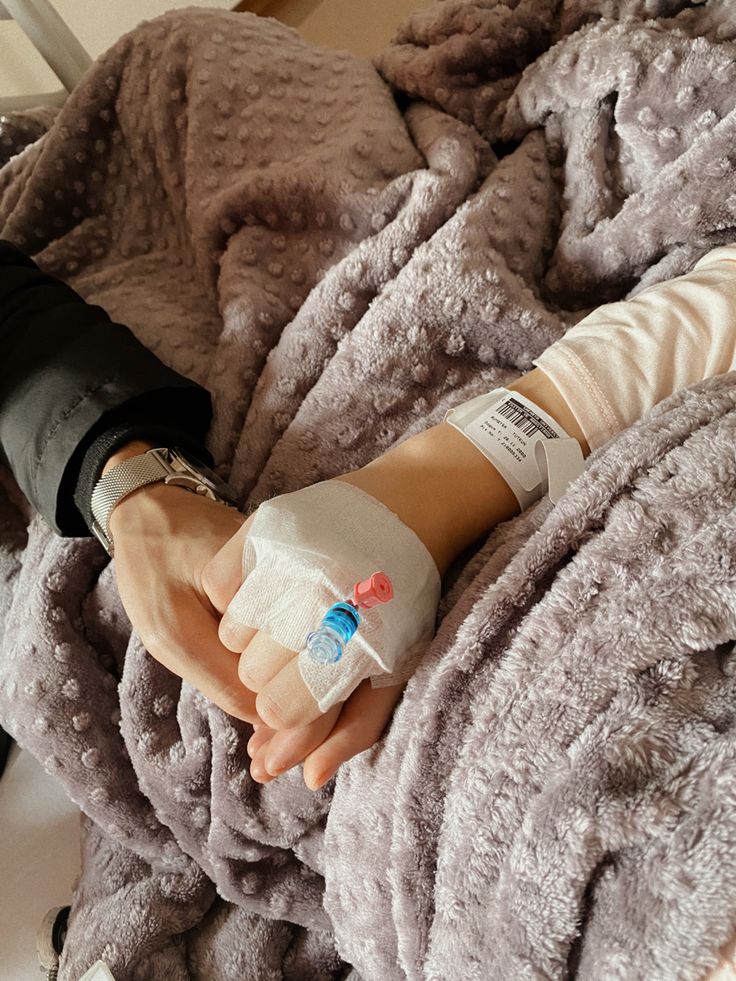 ⠀
⠀
Gencatan senjata dulu sama si Kakak. Kasian banget anak Ayah lemes banget, maunya dipegangin terus. Mau nyebrang ya? 
⠀
⠀