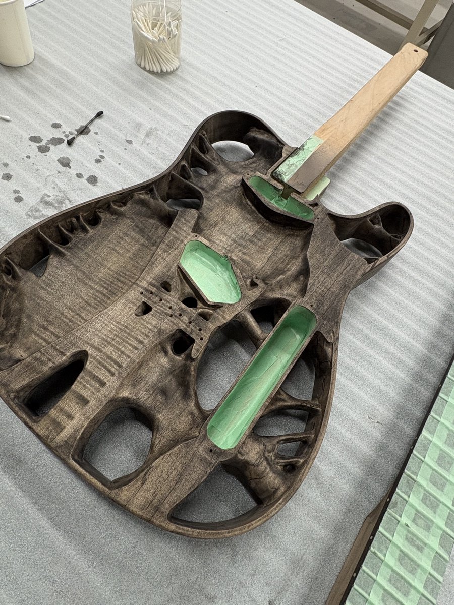 UIDguitars tweet picture