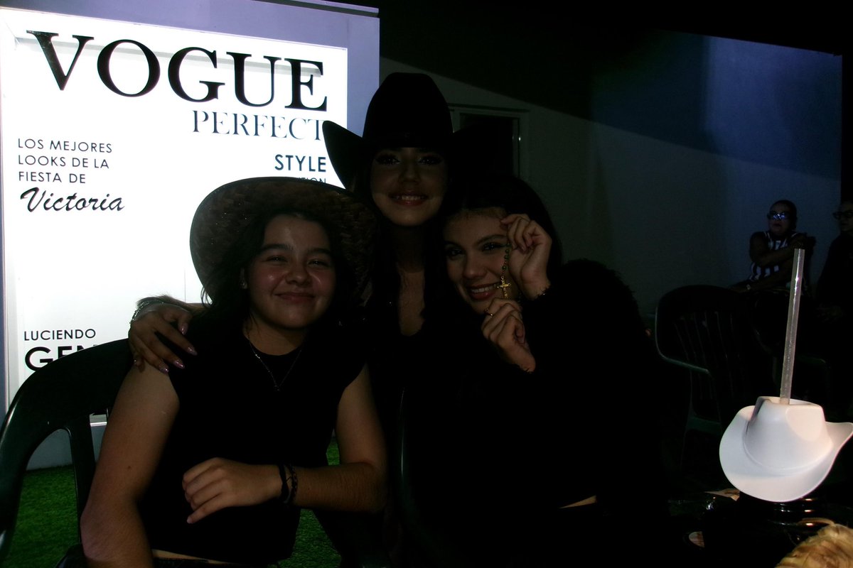 donedavalos's tweet photo. la mejor bendición que me mandó dios son mis amigas 🩷🤍 https://t.co/qWQv1zFDCr
