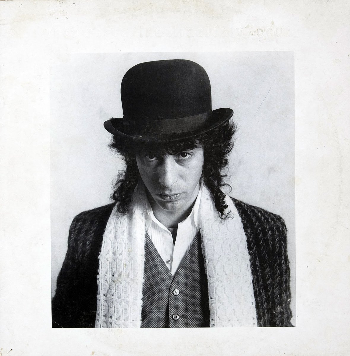 El gran Rafael Amador nos ha dejado, pero permanece para siempre en el pulso vivo de su música. Su genialidad para el mestizaje —fundiendo blues y rock con el flamenco más visceral y gitano— marcó una época y abrió caminos con Veneno y Pata Negra que hoy siguen transitados.  DEP