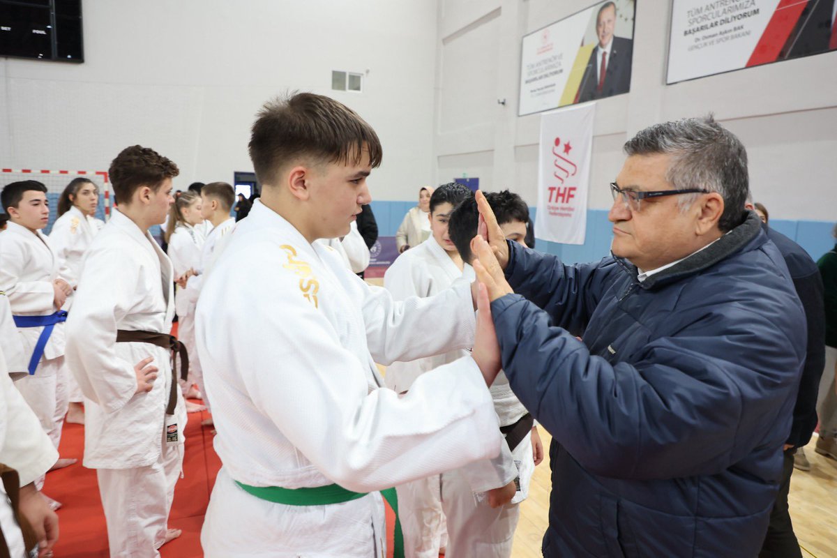 Valimiz Dr. Mustafa Özarslan, 2025–2026 Eğitim Öğretim Yılı Okul Sporları Yıldızlar Judo Grup Müsabakaları final karşılaşmalarını yerinde takip ederek dereceye giren sporcularımıza ödüllerini takdim etti.

Sayın Valimiz, müsabakalara katılan tüm sporculara, antrenörlere ve