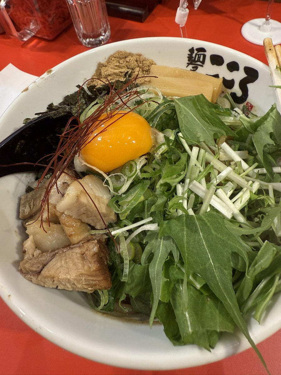 hanbe28's tweet photo. 多分あっという間に無くなるんだろうな…
ブームで作っても認知されて根付かないとね…
私ならおすすめ具材と完成写真で色々試せるようにする
さー！選べ！より
こうするとこうなるよ！の方がとっつき易くアレンジもできる

そしてお口直しにまぜそばを隣の店で食べるw https://t.co/Iq2qYEJCeD