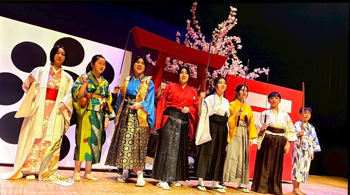 genya40th's tweet photo. キッズシアターSの修了式をしました。
今年度の演目『戸沢政盛公物語』、これにて全行程が完了です🌸

1月11日の公演では、通常を超える200名超が来場し、原作漫画も完売。新庄に大きな熱を刻んだ1年でした。
高い壁に挑み続けた子どもたち。
これからも頑張ってね！ https://t.co/INWqaPvwgb