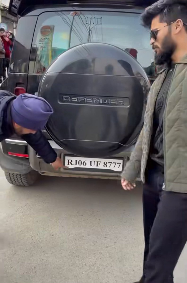 This is Pawan Sahu, a fitness influencer with 7.5 million followers on Instagram. During a trip to Jammu and Kashmir, he was driving his Defender when the police stopped him midway. After checking, they told him that his number plate was duplicate and issued a ₹2,000 fine,