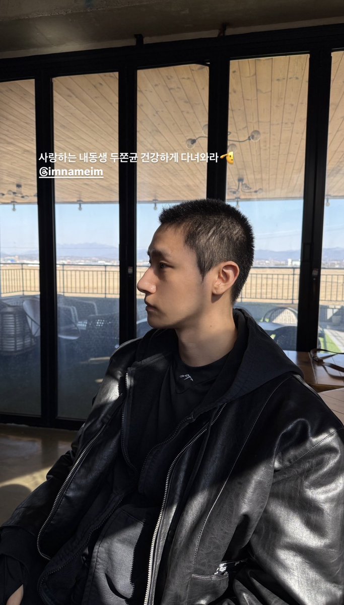 dawnuayo's tweet photo. wonnie 2 minutes after he posted the first pic telling kyun to serve well: alright you’ve served enough it’s time to come out now 

who’s taking kyunlistment harder kyunbebes or hyungwon 😭 https://t.co/DGxYPVUsY6