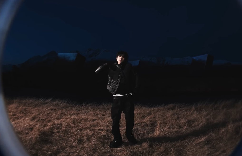 근경과 원경을 분리하는 구도들도 재밌다 
그리고 로케이션 촬영은 낮과 밤의 차이가 있다보니 라이팅을 잘 활용해서 재밌는 변주를 줄 수 있는 것 같다