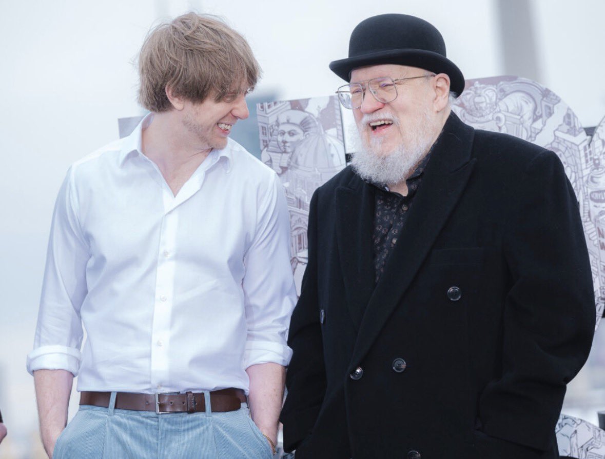 KingTargaryenn's tweet image. Ira Parker es ese tipo de Showrruner en peligro de extinción que todo escritor desea encontrar: 

“Cuando hablé con George R.R Martin, él me mencionó la frase ‘adaptación fiel’ unas cuatro veces en sus primeras tres palabras. Era muy importante para él; le encanta "El Caballero…