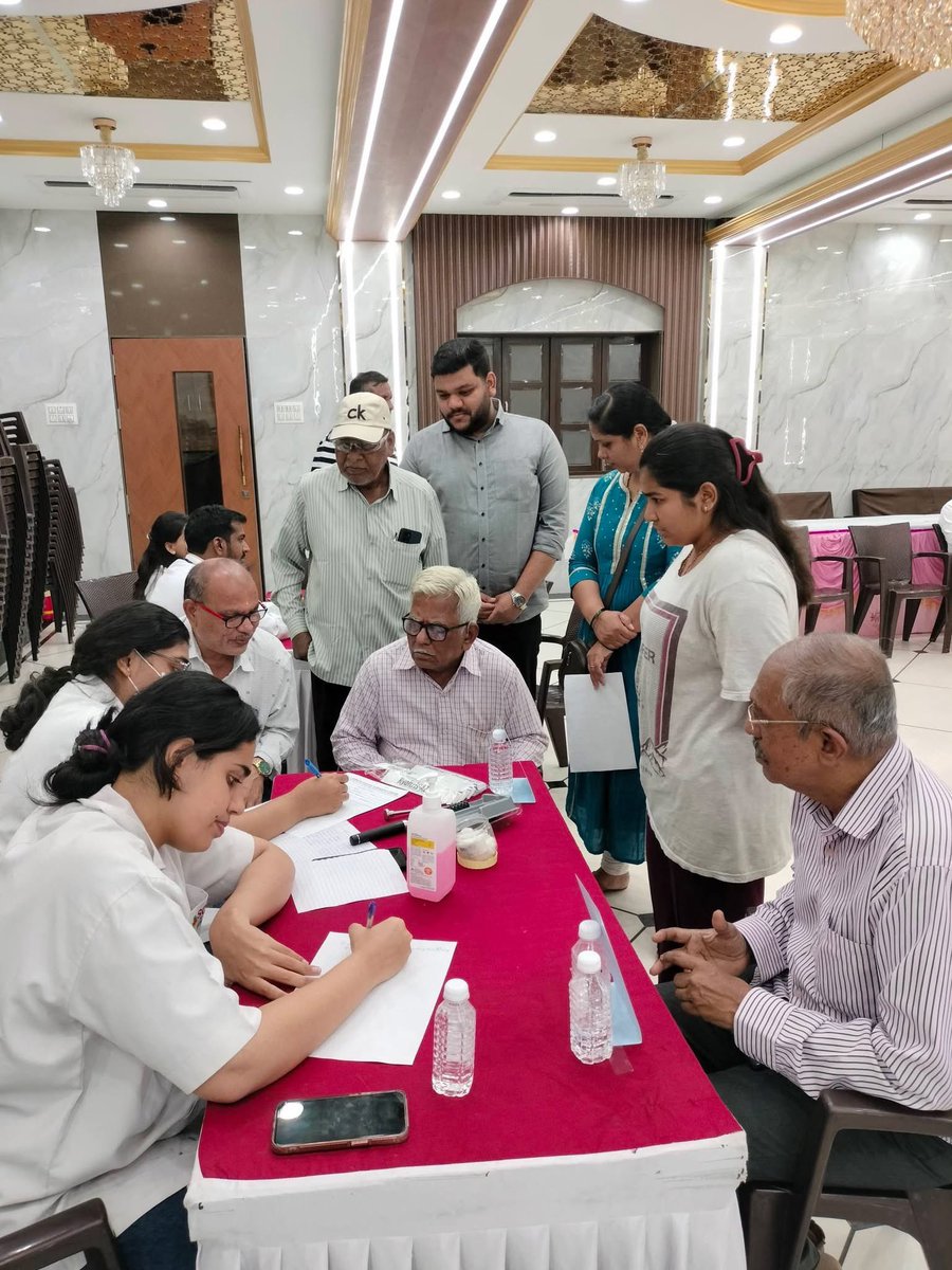 शिवसेना मुख्य नेते व महाराष्ट्राचे उपमुख्यमंत्री मा. श्री. एकनाथजी शिंदे साहेब यांच्या वाढदिवसानिमित्त, समाजाच्या आरोग्यसंपन्न भविष्यासाठी आणि मानवसेवेच्या उद्देशाने श्री कुलस्वामिनी सेवा प्रतिष्ठान यांच्या वतीने आयोजित मोफत आरोग्य तपासणी शिबिर आज यशस्वीपणे पार पडले. या उपक्रमाचा