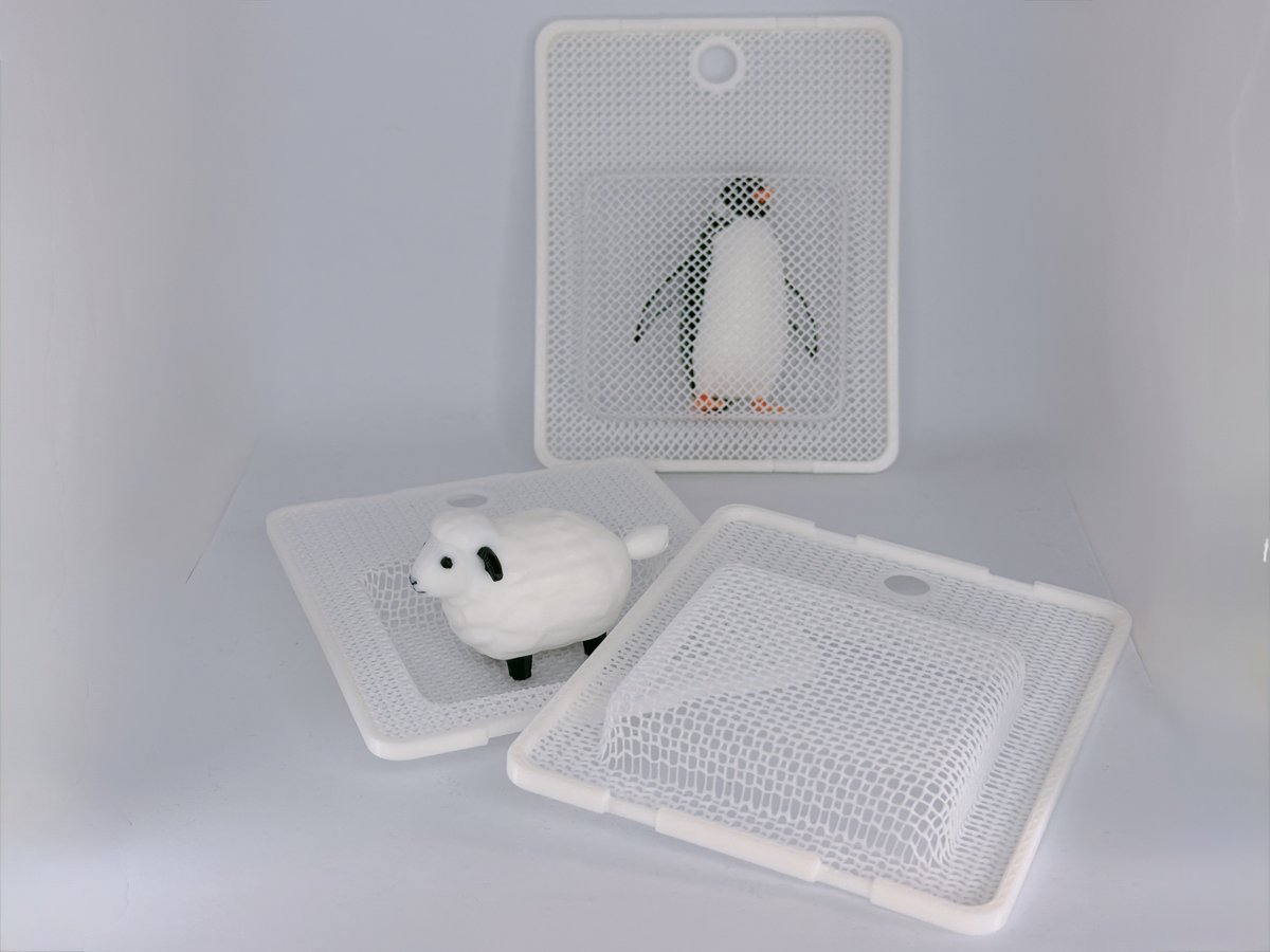 【3Dプリント試作ログ③】
前回のメッシュカバー、
MakerWorldにデータを公開しました！
3Dプリント枠と、成形用の「金型」もセットにしています。お手持ちのPLAでぜひ試してみてください🛠️

📥Download here: [makerworld.com/ja/models/2319…]

#3Dプリント
#熱成型
#メッシュ
#ものづくり
#個人開発