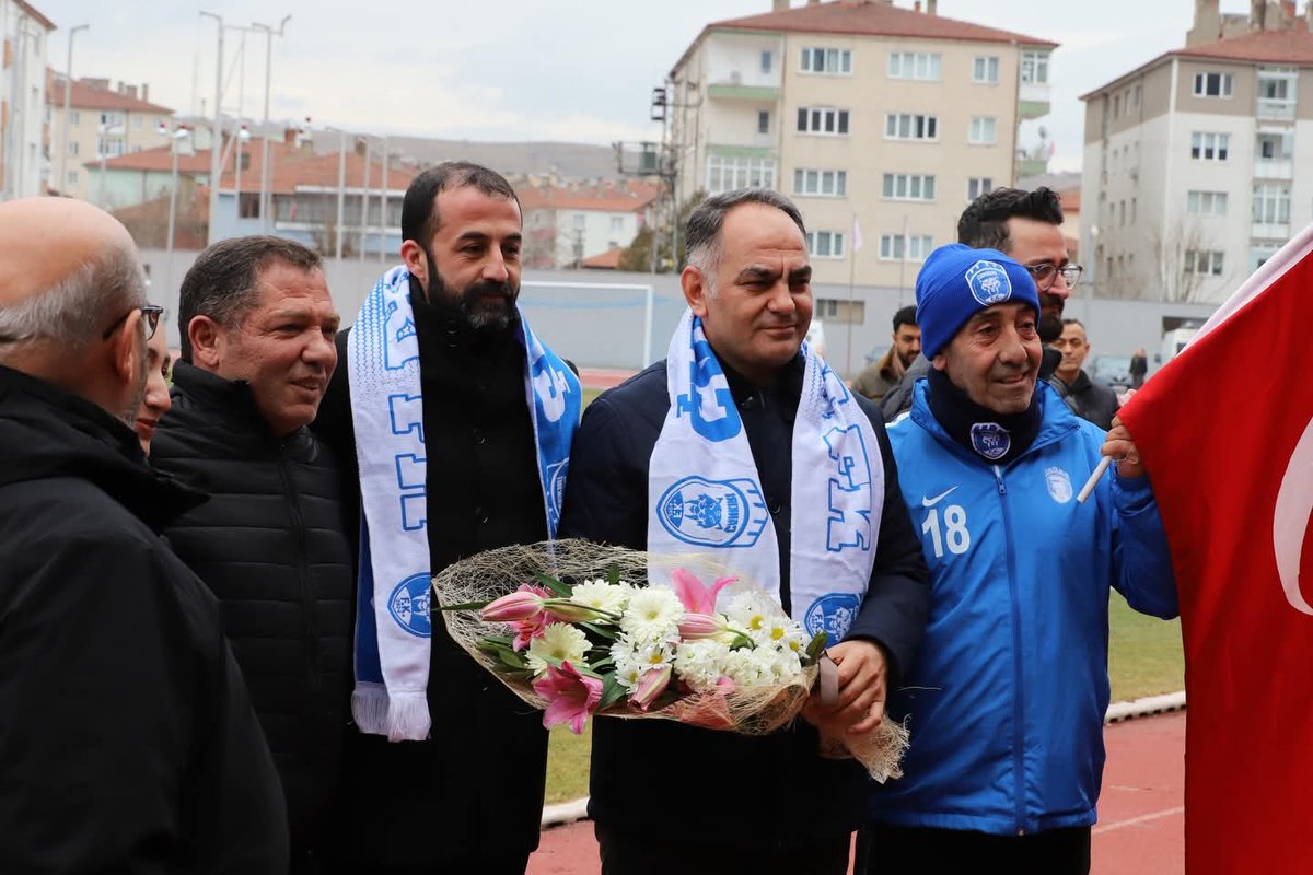 Şehrimize yeni atanan sayın Valimiz Hüseyin Çakırtaş'a Çankırı stadında oynadığımız karşılaşmada taraftar derneği başkanımız Erdem Şanlı ve tribünlerimizin emektarı Yücel Karsavuran ile birlikte takımımızın atkısını takdim ettik.

Sayın Valimize; kulübümüze gösterecekleri ilgi ve