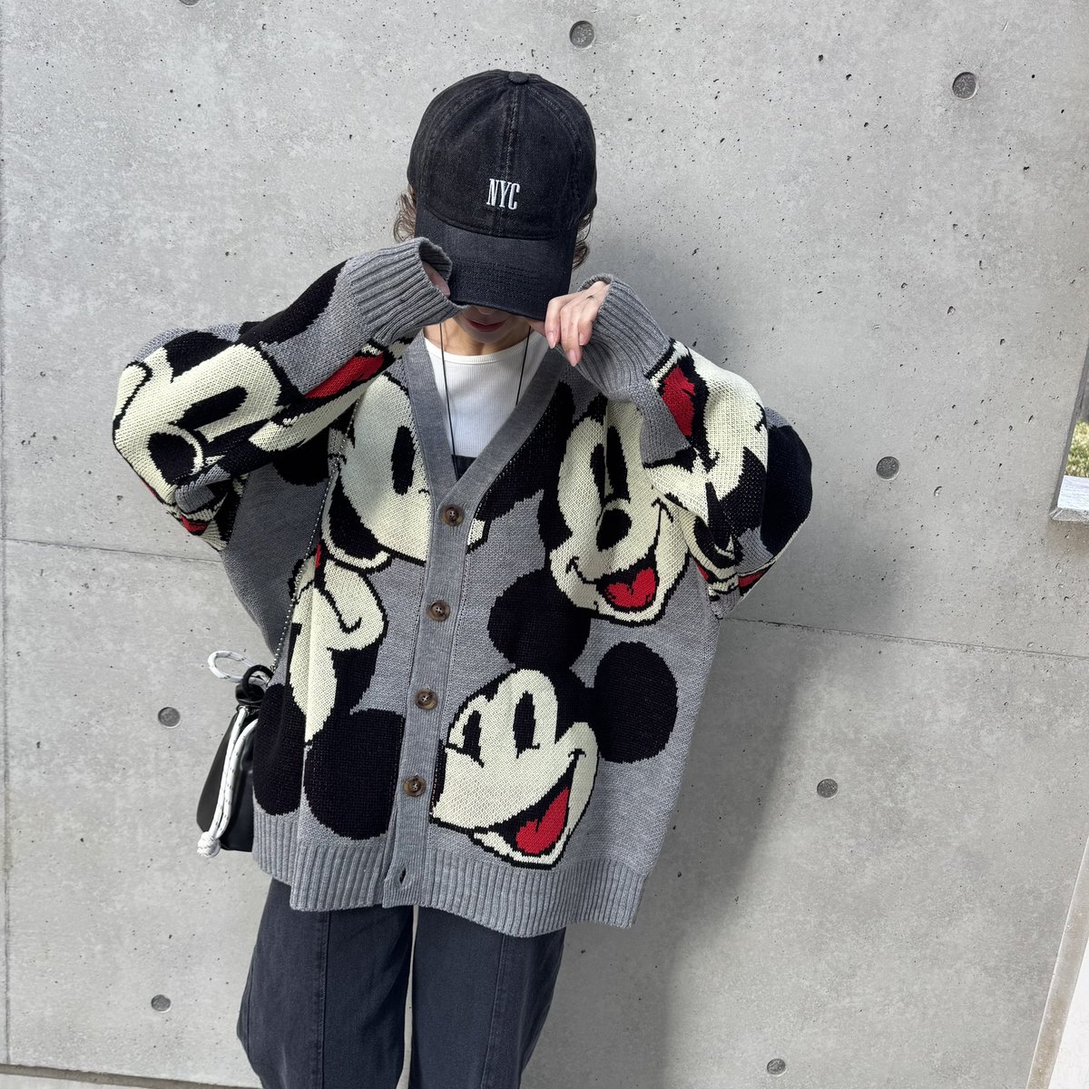 copine_select's tweet photo. オーバーサイズなミッキーマウスカーディガン♡
カーディガン
https://t.co/FtlYQQkbC4

サロペット
https://t.co/UNAzEZJpf2

キャップ
https://t.co/0DSnyV8yYX

#ミッキーマウス　#mickeymouse #disney #fashion #disneyfashion #ニットカーディガン　#大人可愛い https://t.co/4KK3df7vM2