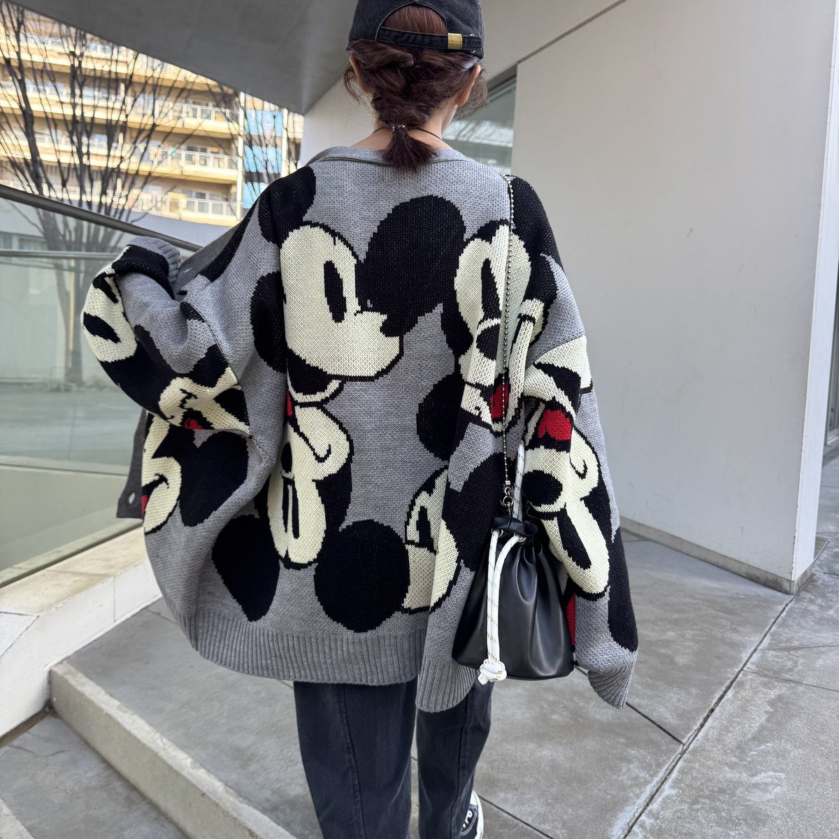 copine_select's tweet photo. オーバーサイズなミッキーマウスカーディガン♡
カーディガン
https://t.co/FtlYQQkbC4

サロペット
https://t.co/UNAzEZJpf2

キャップ
https://t.co/0DSnyV8yYX

#ミッキーマウス　#mickeymouse #disney #fashion #disneyfashion #ニットカーディガン　#大人可愛い https://t.co/4KK3df7vM2