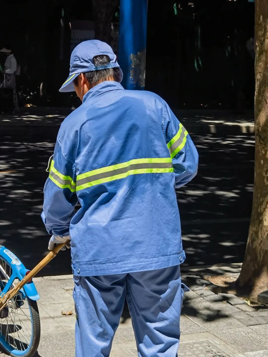 memyselfbread's tweet image. "When you try to print a 'quick' document for the meeting, but the printer decides to throw a paper confetti party…  (Spoiler: The boss’s 'Where’s that report' text came 30 seconds later.) #OfficeChaos #PrinterProblems"