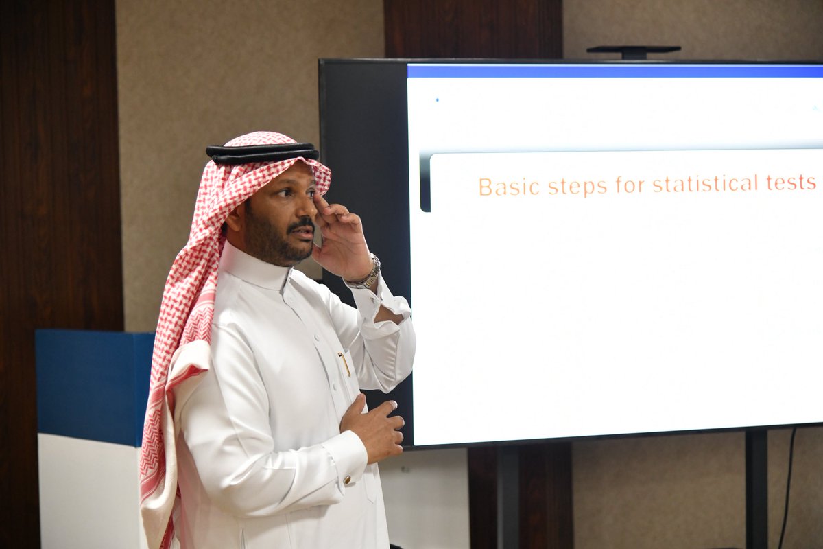 ضمن جلسات منتدى #تعليم_المهن_الصحية 2026، قدّم أ.د.إبراهيم المنجحي، أستاذ الإحصاء الرياضي والتطبيقي بـ #جامعة_الملك_خالد، عرضاً علمياً بعنوان "الأساليب الإحصائية الحديثة لتحليل إشارات البيانات الطبية الحيوية"، مستعرضاً التحول من الإحصاء الكلاسيكي إلى النماذج الإحصائية الوظيفية في