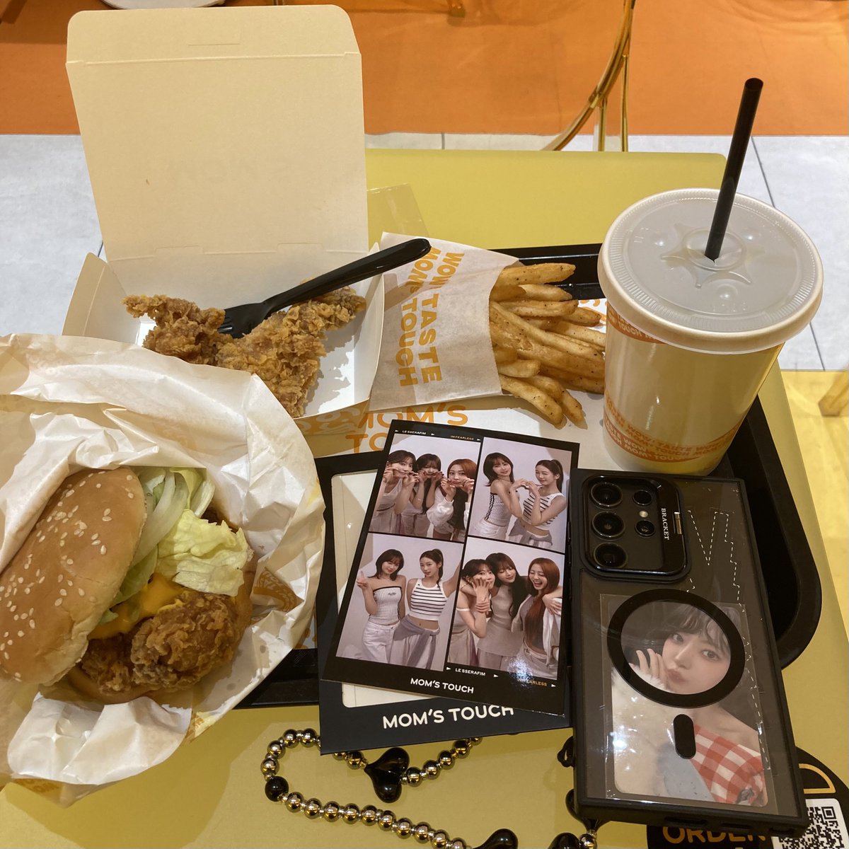 会社帰りにMOM'S TOUCH🍔🍟🥤🍗
NEWサク咲くセットの4カット写真は思ったより大きくてケース入りで大満足☺️
もちろん商品も安定の美味しさ😋
また来よっと🌸
#SAKURA
#LE_SSERAFIM
#momstouch