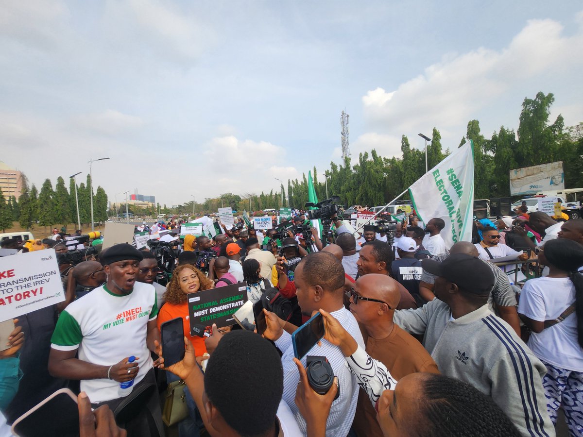 Kimpact_Global's tweet photo. Today, we stand alongside citizens at the #OccupyNASS protest calling for stronger electoral reforms, especially the inclusion of mandatory real time electronic transmission of election results in the Electoral Act Amendment Bill.

We call on the National Assembly to ensure the Electoral Act Amendment Bill includes clear, enforceable provisions for result transmission and strengthens democratic integrity.

The citizens are watching.

#ElectoralReform #YERPNaija #YPP