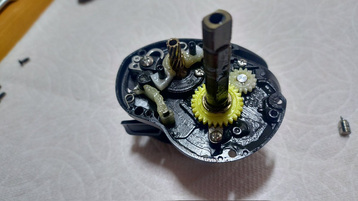 Kyklop_01's tweet photo. 早速分解中
どこまでベアリング足せるかなぁ？
あとグリスでギトギト…
#ZENON
#core
#hs8
#Abugarcia
#リール
#ベイト https://t.co/kBJkXrgLJs