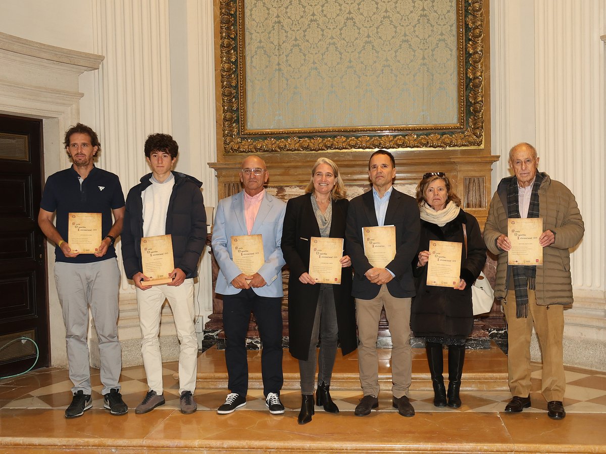 🎾✨ ¡Orgullo para el tenis madrileño! La FTM ha reconocido los Méritos Deportivos Internacionales 2025 en una gala donde se celebró el éxito global de nuestros deportistas, árbitros, entrenadores y clubes.
👉 Consulta aquí la fotogalería: ftm.es/galeria-de-fot…