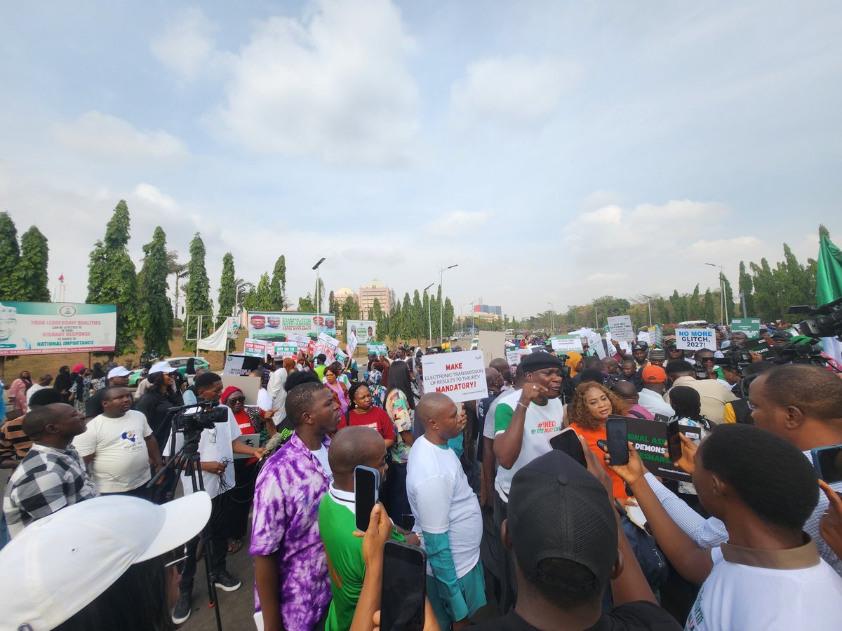 Kimpact_Global's tweet photo. Today, we stand alongside citizens at the #OccupyNASS protest calling for stronger electoral reforms, especially the inclusion of mandatory real time electronic transmission of election results in the Electoral Act Amendment Bill.

We call on the National Assembly to ensure the Electoral Act Amendment Bill includes clear, enforceable provisions for result transmission and strengthens democratic integrity.

The citizens are watching.

#ElectoralReform #YERPNaija #YPP