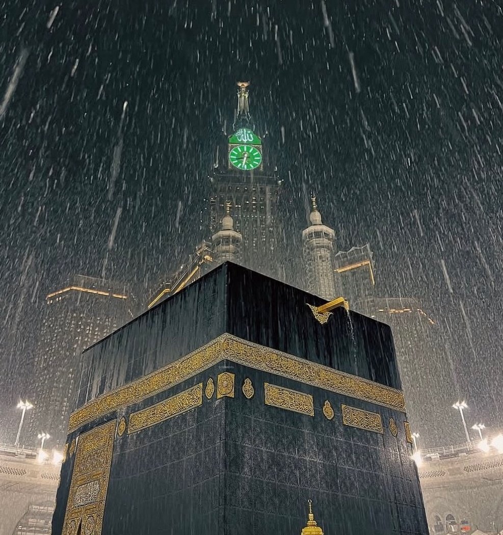 ruby24187's tweet image. Tıpta yeri yok ama, Kâbede namaz kılsak geçecek gibi..