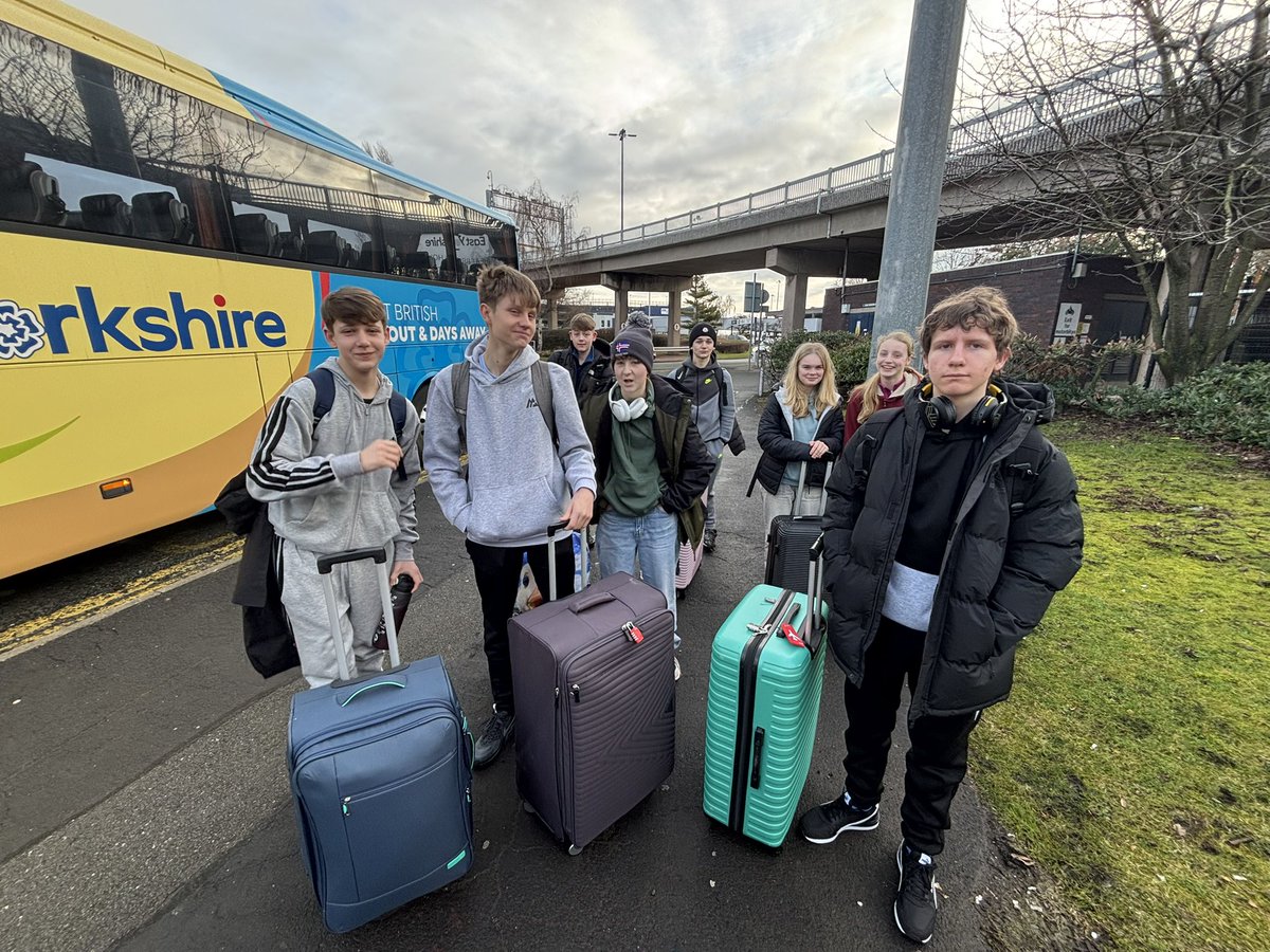HTHAGeography's tweet photo. Arrived safely at the airport. Students are super excited for the adventures that lie ahead in Iceland @DeltaHTHA https://t.co/1lzPNC6xv7