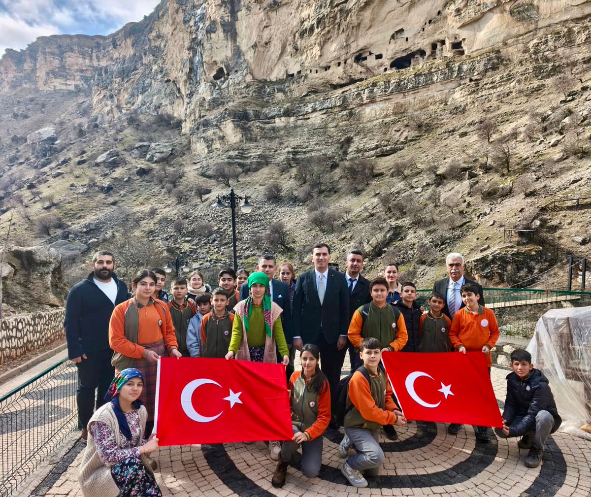 CemisgezekG's tweet photo. 1️⃣Kaymakamımız Sn. Levent Küçük, Tarihi İn Delikleri’nde düzenlenen okul dışı öğrenme etkinliğinde öğrencilerimizle bir araya geldi.

@sefikaygol
@leventkucuk_
#Çemişgezek https://t.co/VMxTmkU5aM
