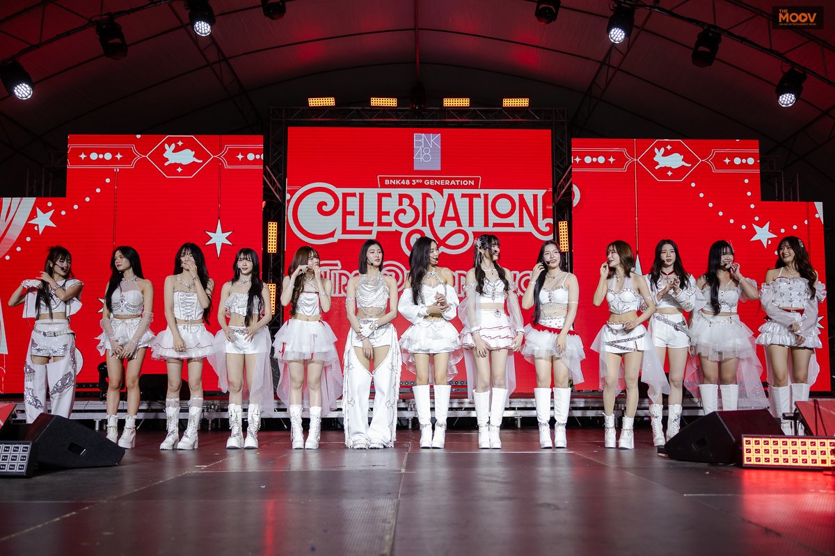 TheMoovTH's tweet image. BNK48 ปิดค่ำคืนสุดท้ายของงาน Japan Expo Thailand 2026 ด้วยการจัดเต็มความสนุกสุดเหวี่ยง รุ่น 3 นำทีม เปิดตัวเพลงพิเศษ Celebration พร้อมเซอร์ไพรซ์ ประกาศ เซ็นบัตสึเพลงใหม่ Ponytail to Shushu โดยมีกำหนดการปล่อยเพลงในช่วงเดือนมิถุนายน

เพิ่มเติม: shorturl.at/wUDbx

#BNK48