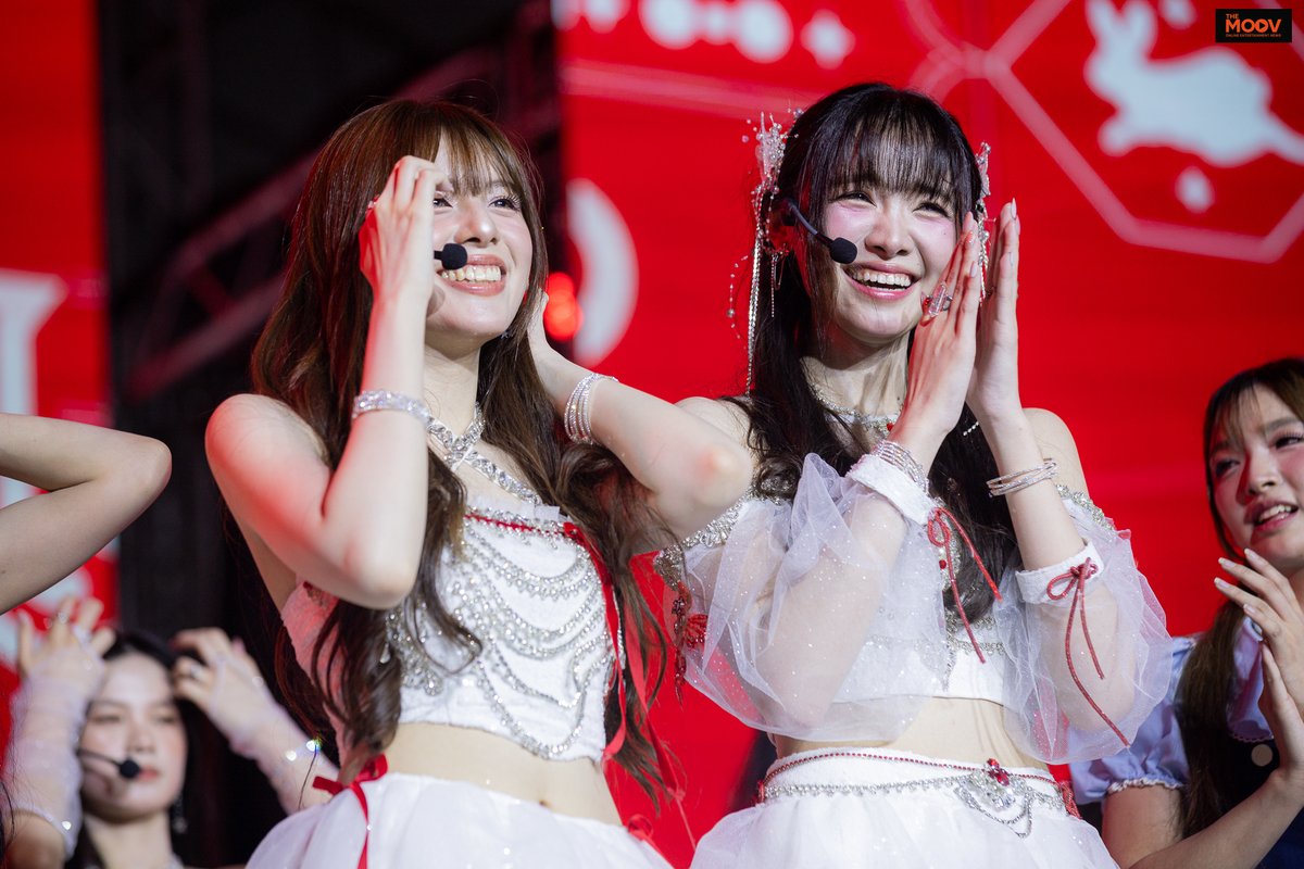 TheMoovTH's tweet image. BNK48 ปิดค่ำคืนสุดท้ายของงาน Japan Expo Thailand 2026 ด้วยการจัดเต็มความสนุกสุดเหวี่ยง รุ่น 3 นำทีม เปิดตัวเพลงพิเศษ Celebration พร้อมเซอร์ไพรซ์ ประกาศ เซ็นบัตสึเพลงใหม่ Ponytail to Shushu โดยมีกำหนดการปล่อยเพลงในช่วงเดือนมิถุนายน

เพิ่มเติม: shorturl.at/wUDbx

#BNK48