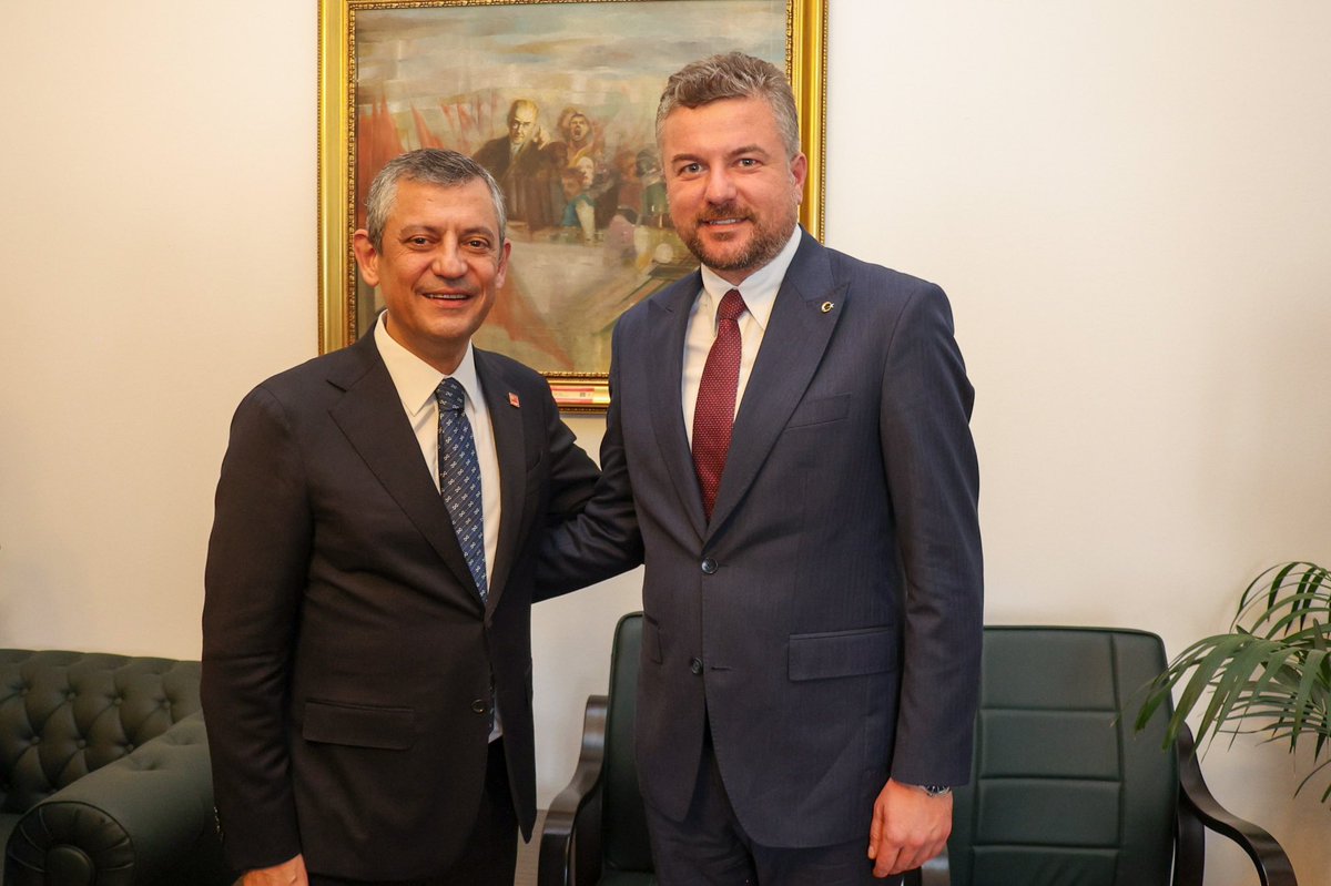 gorkemdumanbuca's tweet photo. Seçimlerde halkın karşısına bir kimlik ve sözlerle çıkarız. Seçildikten sonra kimliğimizi unutmaz, söz verdiklerimizi oy veren, vermeyen ayırımı yapmaksızın, yerine getirmeye çalışırız. Önce ebedi sonra da şimdiki Genel Başkanımızın mücadelesine de ortağız! 
Bu zorlu yürüyüşte asla yalnız değilsiniz, partinin öz evlatları yanınızda Sayın Genel Başkanım.