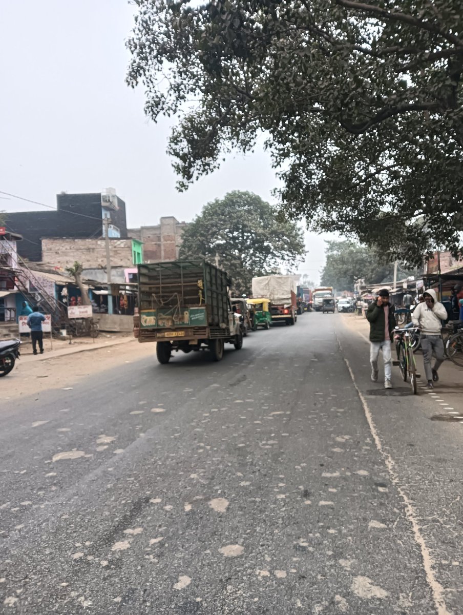 NH 139 पर हर दिन निर्दोष लोगों की जान जा रही है। एक बार उस परिवार के बारे में सोचिए जिसका हंसता खेलता घर उजर जा रहा है। 
आखिर कब तक???  जिला में बहुत सारे नेता हैं सभी को मिलकर एक जन आंदोलन करना होगा। <a href="/NHAI_Official/">NHAI</a>