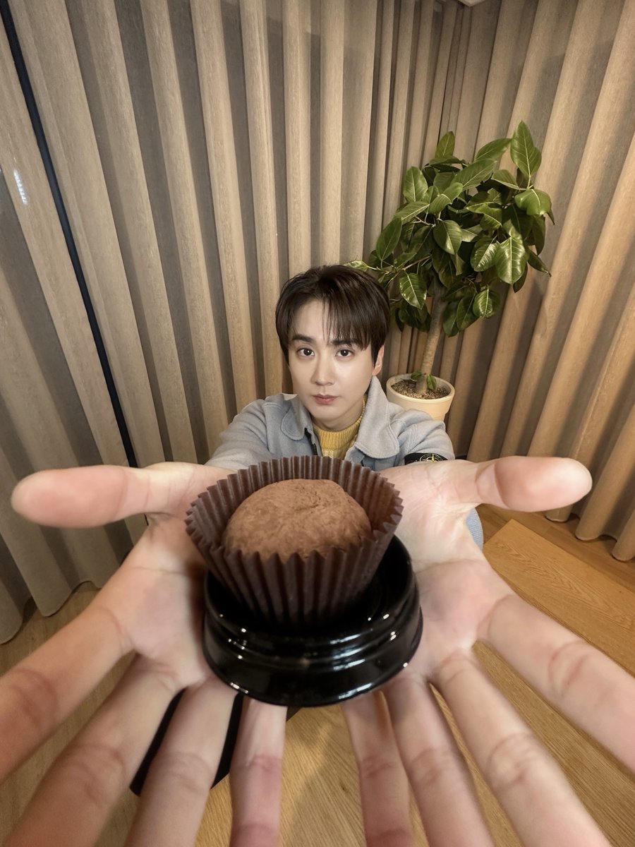 TEEN_TOP's tweet photo. [💫]
부끄러우니까 얼른 받아줘

#TEENTOP #틴탑 https://t.co/BSz1wDpJKj